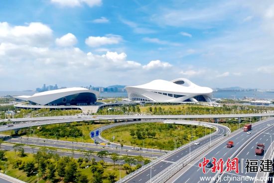 图为位于翔安区的城市道路和体育场馆。朱毅力 摄