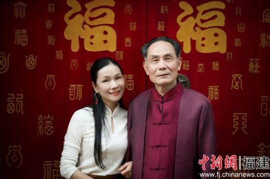 鲍习羽与父亲合影。受访者供图