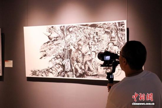 图为《苍穹之剑——纪念无名英雄蔡威百幅画卷》展览一角。中新网记者 叶茂 摄